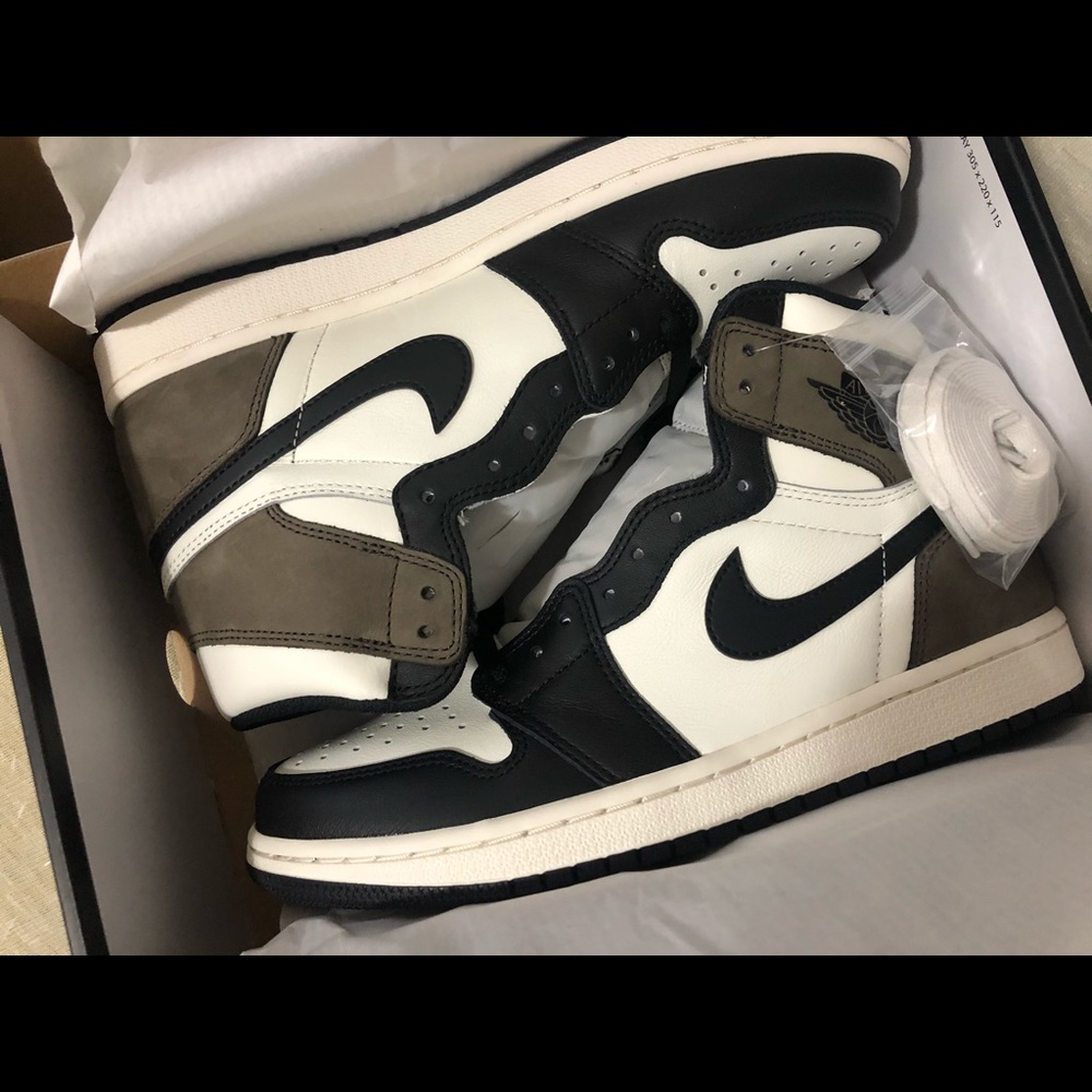 Air Jordan 5 Dark Mocha Size 9 New in box